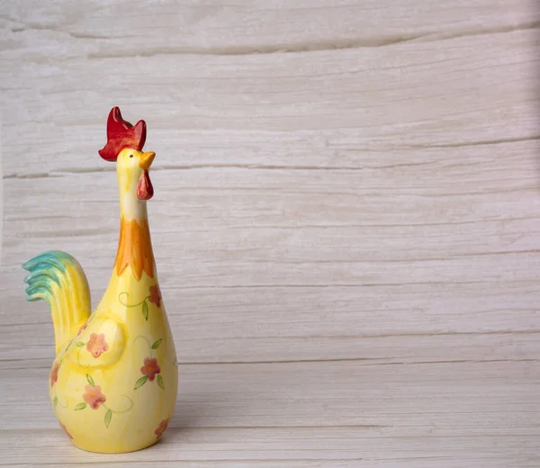 Sarı dekoratif tavuk, ahşap bir korulukta. Bahar dekorasyonu