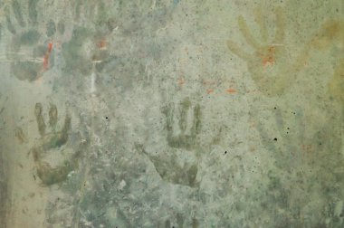 grimsi bir concre üzerinde eğlenceli renkli çocuk el izlenimleri