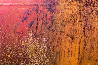 renk sıçramaları ile eski paslı turuncu kırmızı demir metal duvar