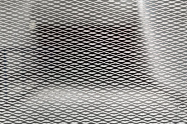 Сетка безопасности сетка перед гаражом наполовину прозрачный — стоковое фото