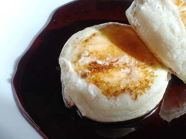 Meyve reçelli süzme peynirli börek. Ukrayna mutfağı peynirli kekler, şurup ya da şurup. Sağlıklı ve lezzetli sabah yemekleri. Uzayı kopyala Dizinin bir parçası.