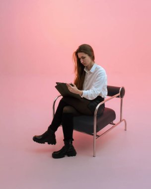 Kadın çizer resim çizer, çizim yapar. Kadın evden çalışıyor. Dijital tasarımcı tablet gibi görünüyor. Kalem tutan kız, Stylus. Serbest çalışan sanatçı el çizimi uygulaması kullanıyor. Pembe kopyalama alanı. Dizinin bir parçası.