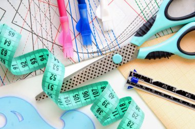 Kit arka plan deseni ve ölçekli kağıt üzerinde dikiş.