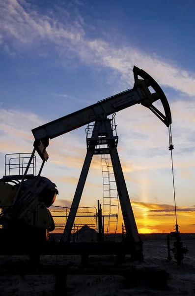 Campo petrolífero al atardecer — Foto de Stock