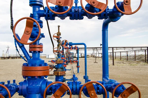 Wellhead en el campo petrolífero — Foto de Stock