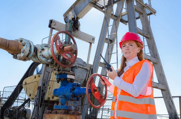Mujer en el campo petrolífero hablando por la radio — Foto de Stock