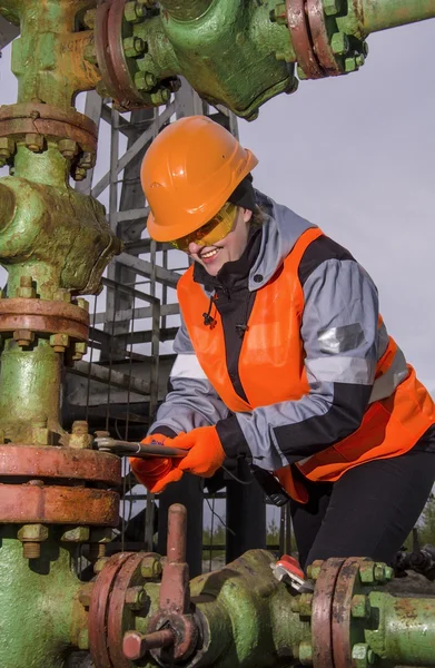 Ingenieurin im Ölfeld repariert Brunnenkopf — Stockfoto