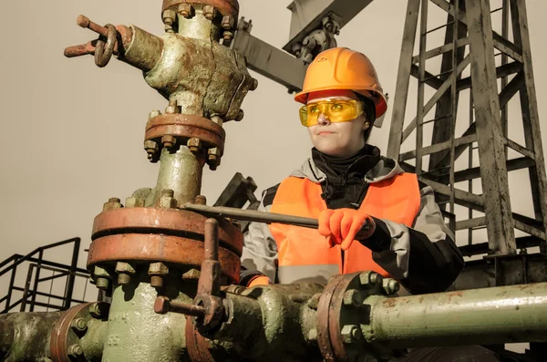 Donna ingegnere nel campo petrolifero riparare pozzo — Foto Stock