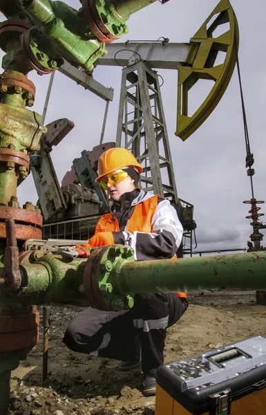 Donna ingegnere nel campo petrolifero riparare pozzo — Foto Stock