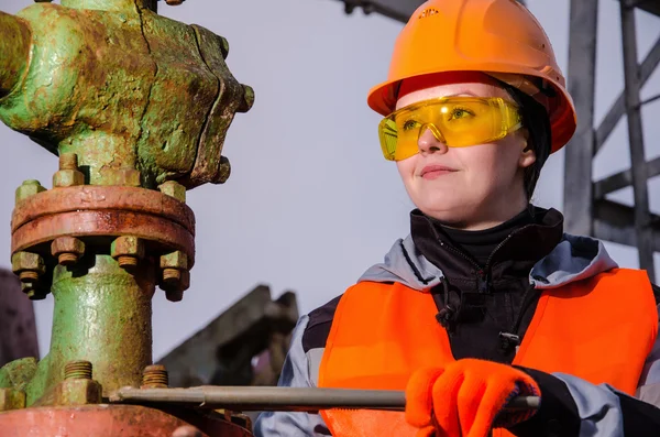 Kvinnan ingenjör i fältet olja reparera wellhead — Stockfoto