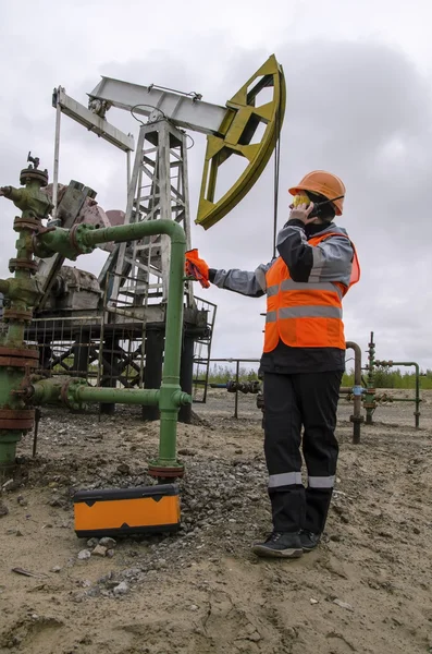 Kvinnan ingenjör i fältet olja reparera wellhead — Stockfoto