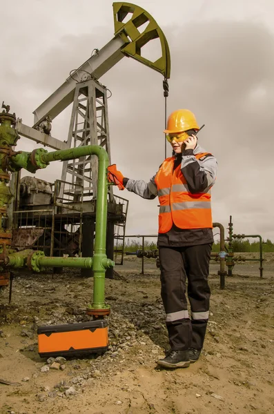 Kvinnan ingenjör i fältet olja reparera wellhead — Stockfoto