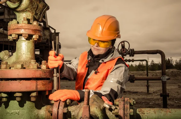 Femme ingénieur dans le domaine pétrolier réparer tête de puits — Photo