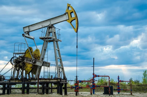 Jack bomba no campo de petróleo — Fotografia de Stock