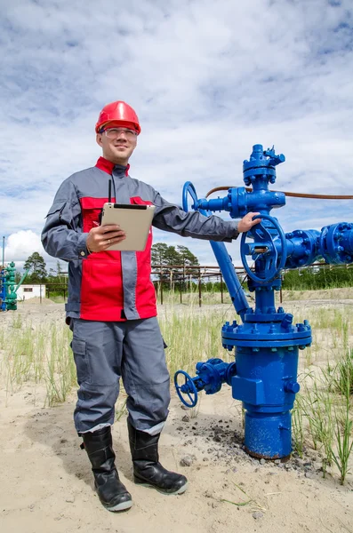 Arbeiter in der Nähe von Brunnenkopfventil — Stockfoto