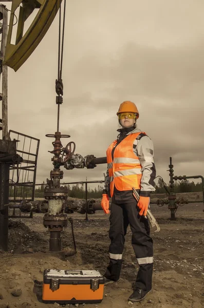 Ingeniera en el campo petrolero — Foto de Stock