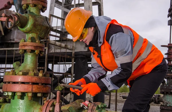 Ingenieurin im Ölfeld repariert Brunnenkopf — Stockfoto