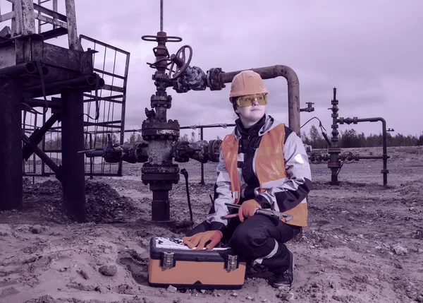 Kvinnetekniker i oljefeltet – stockfoto