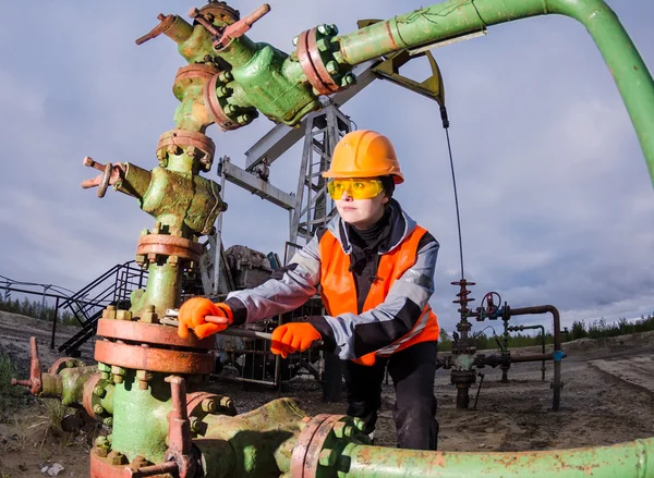 Femme ingénieur dans le domaine pétrolier réparer tête de puits — Photo