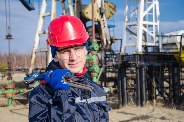 Ingeniero hombre en el campo petrolero — Foto de Stock