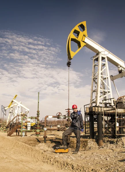 Ingeniero hombre en el campo petrolero — Foto de Stock