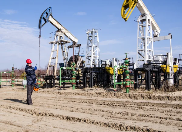 Ingeniero hombre en el campo petrolero — Foto de Stock