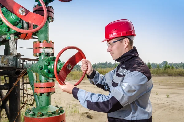 Trabajador cerca de wellhead — Foto de Stock