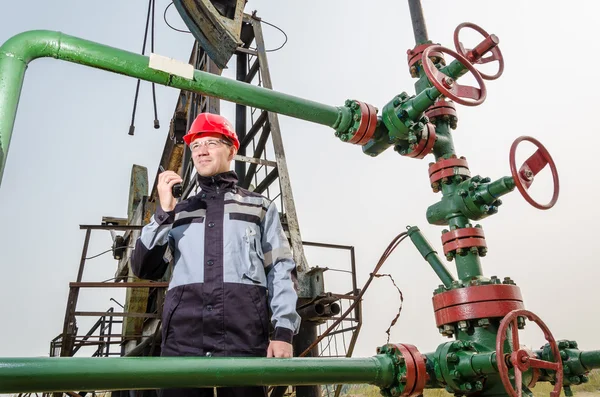 Lavoratore vicino alla testa di pozzo — Foto Stock