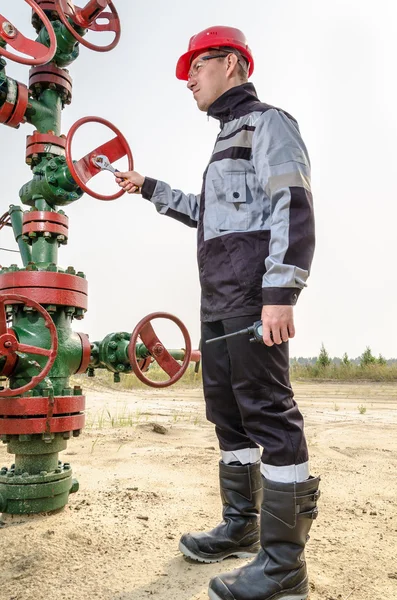 Arbeiter in der Nähe von Brunnen — Stockfoto