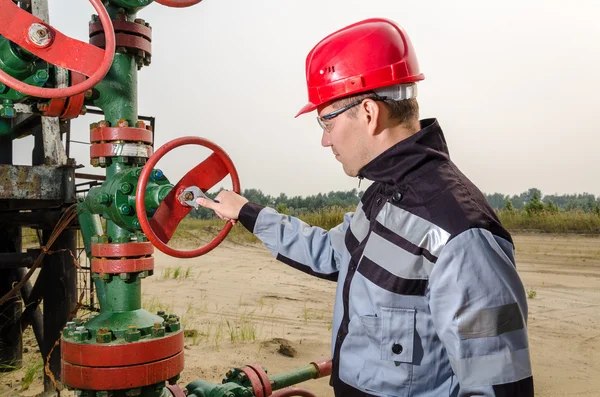 Trabajador cerca de wellhead — Foto de Stock