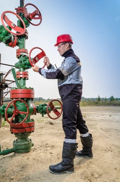 Lavoratore vicino alla testa di pozzo — Foto Stock