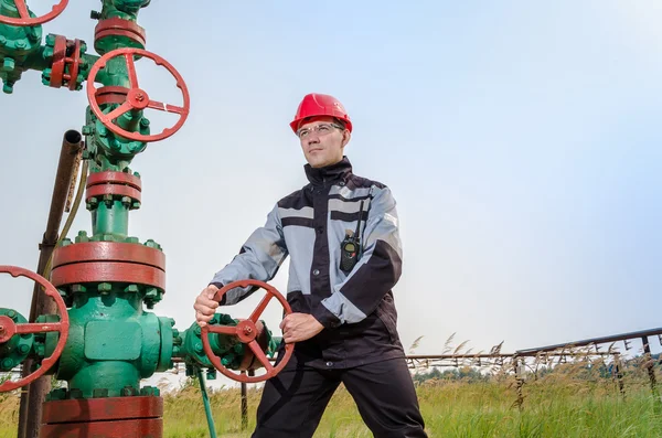 Trabajador cerca de wellhead — Foto de Stock