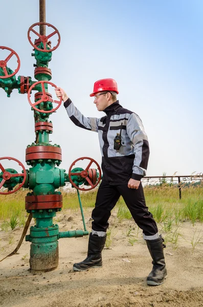 Trabajador cerca de wellhead — Foto de Stock