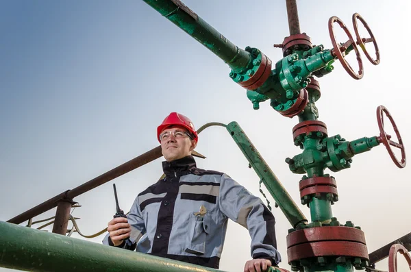 Arbetaren nära wellhead — Stockfoto