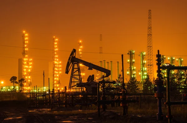 Groupe de plates-formes pétrolières et tête de puits à l'arrière-plan de la raffinerie . — Photo