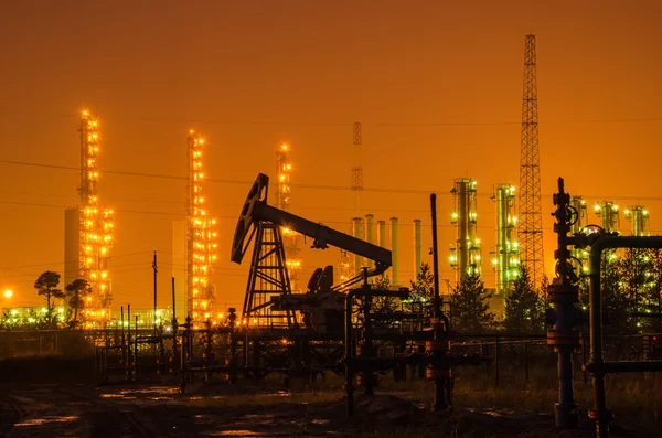 Petrol kuyuları ve geçen rafineri arka plan, Grup.