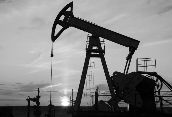 Gün batımı sırasında petrol sahası 