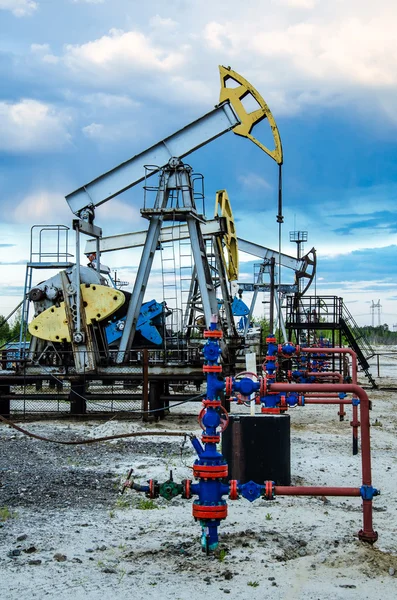 Jack de bomba y cabeza de pozo — Foto de Stock