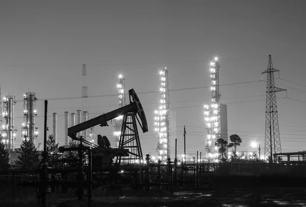 Plataforma petrolera en el fondo de la refinería . — Foto de Stock