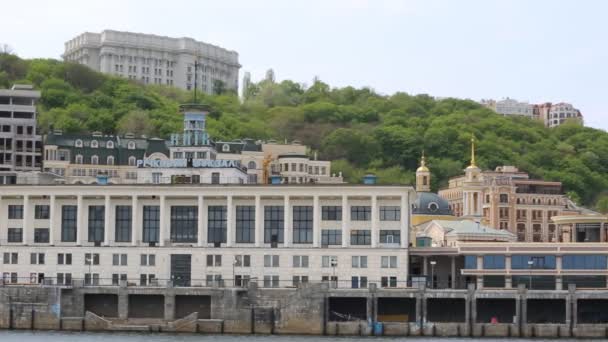 Kiev, Oekraïne, Dnjepr rivier station. — Stockvideo