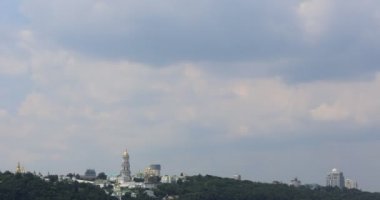 Dinyeper sağ yakasında görünümünü. Gökyüzü. Kiev-Pechersk Lavra.