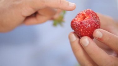 Çilek içinde aracılığıyla bir delik ile