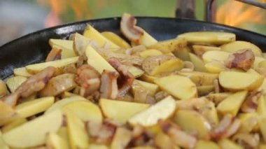 kavrulmuş patates soğan ve biberiye dökme demir ızgara tava