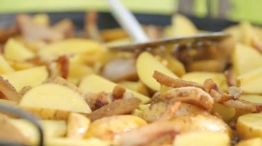 kavrulmuş patates soğan ve biberiye dökme demir ızgara tava