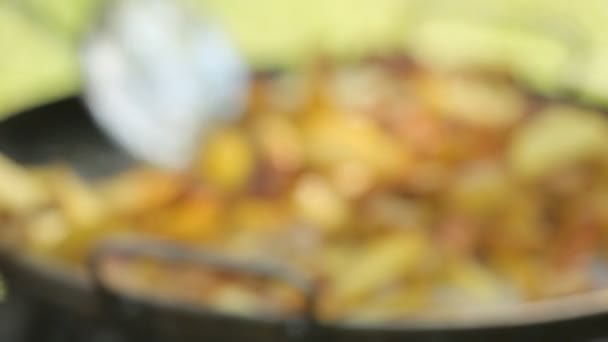Жареный картофель с луком и розмарином в чугунной сковороде гриль — стоковое видео