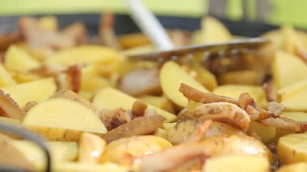 Bratkartoffeln mit Zwiebeln und Rosmarin in einem gusseisernen Pfannengrill — Stockvideo