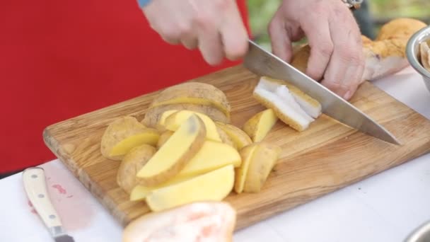 Рубите картошку, беконный нож и руки — стоковое видео