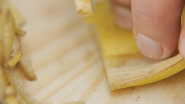 Rarezaet hands banana peel on the board — Stock Video