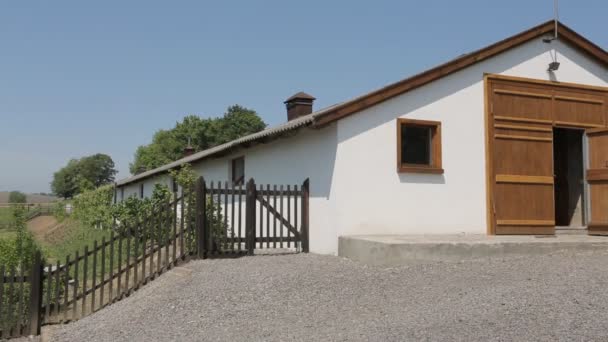 Moderner Bauernhof. Gebäude, Bäume, Treppen — Stockvideo