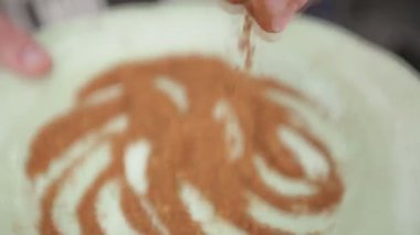Baharat pazarında satan adamın elleri